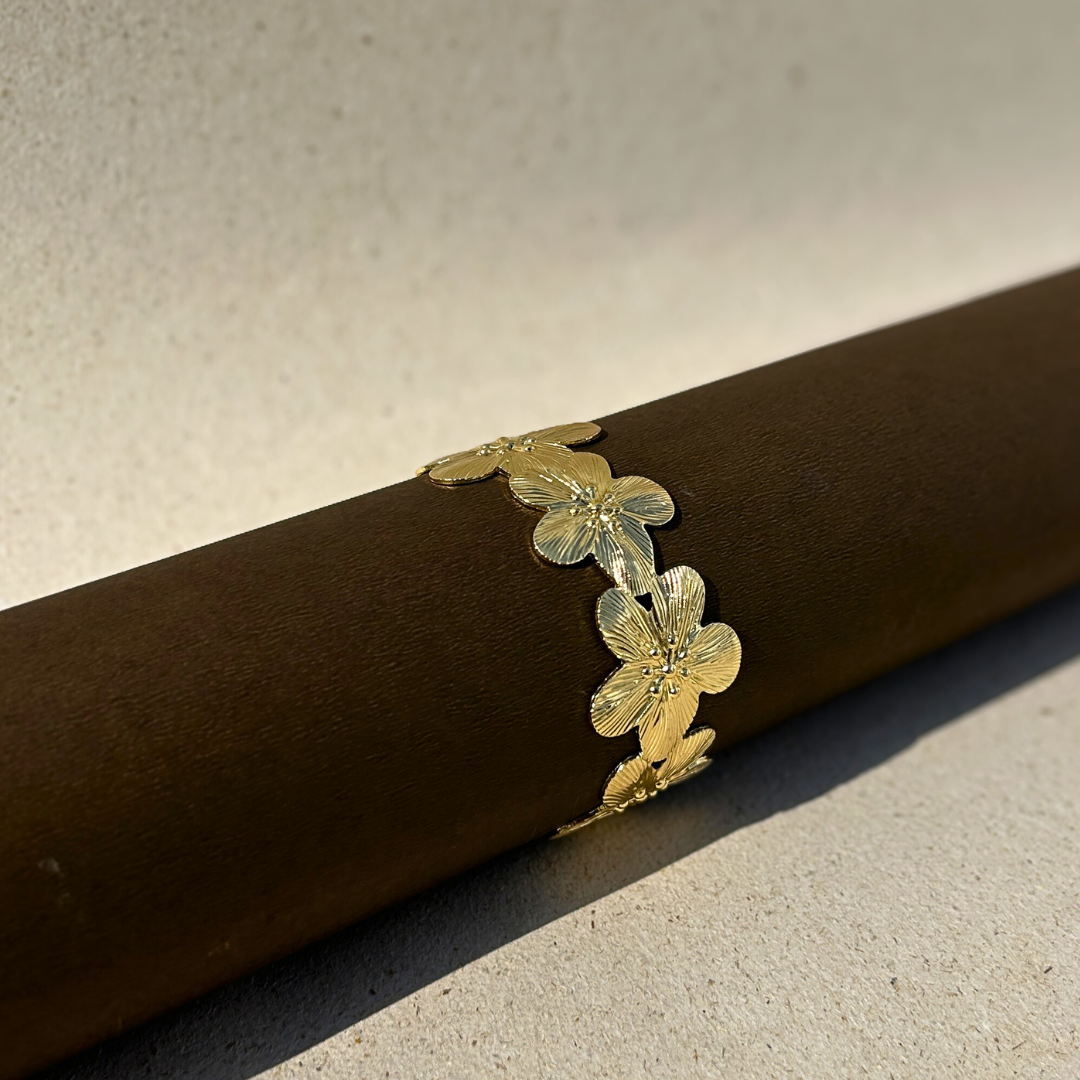 Elegant Gold-Plated Nail Design Bracelet